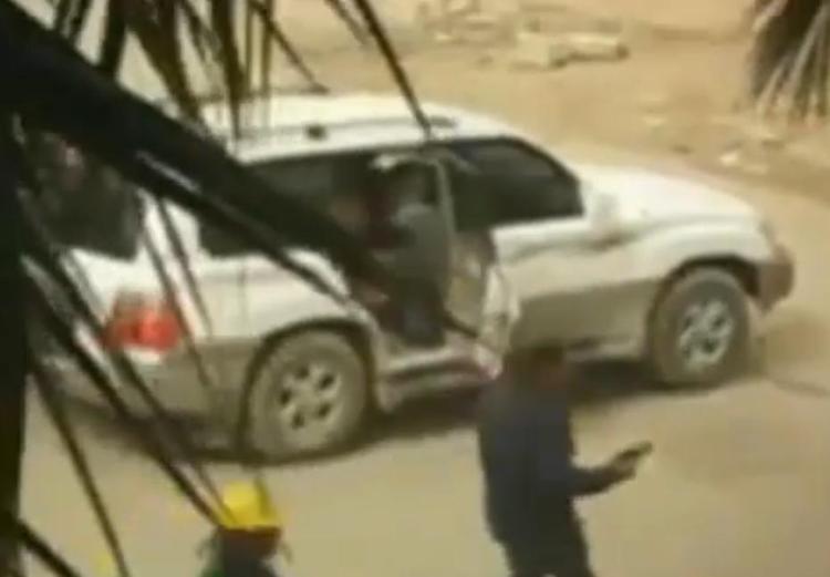 Lejesoldater. Blandt andet mænd i gule byggepladshjelme kædes sammen med lejesoldaterne, som også optræder i libyske militæruniformer. Da Libyen er lukket land for medier, er det eneste billedmateriale som kommer ud lige nu, grynede webvideoer og billeder taget med mobiltelefon. 