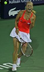 matchbolden. Da Svetlana Kusnetsovas returnering sejlede ud over baglinien, var Caroline Wozniacki vinder af finalen i Dubai. 