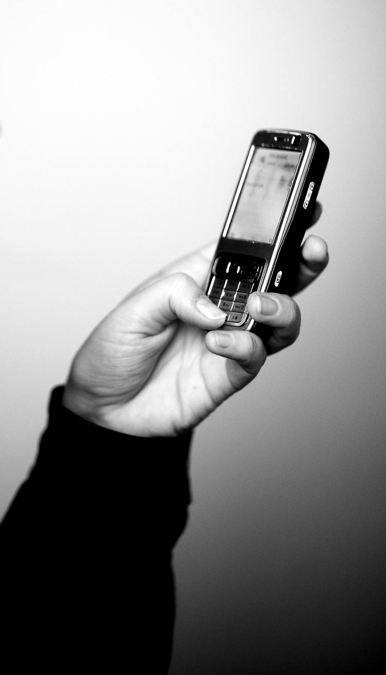 Mobile rettigheder. I Sverige hører en mobiltelefon ind under kategorien langvarige forbrugsgoder, der alle har en lovsikret reklamationsret på fem år. I Danmark er reklamationsretten to år. 