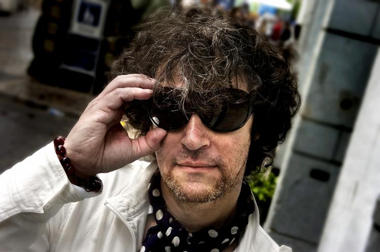 Glædeligt gensyn. 'Voila!' er et aldeles hæderligt album svøbt i en stemme, man havde glemt, at man savnede. 