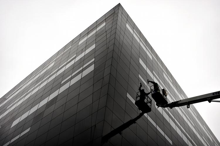 Erica Jong gæster Den Sorte Diamant d. 8. marts. Her ses en vinduespudser i færd med at pudse facaden. 