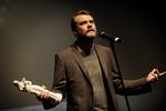 Vinder. Pilou Asbæk og filmen 'R' modtog to af de mest eftertragtede priser, nemlig bedste mandlige hovedrolle og bedste film for skildringen af det benhårde liv som navnløs straffefange. 