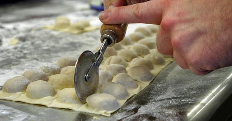 Lær at lave din egen pasta på kokkeskole i Toscana. 