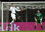 kontrol. Mathias 'Zanka' Jørgensen tæmmer bolden under træningskampen mod Rosenborg. Den unge forsvarer roses af landstræner Morten Olsen før FCK's kamp mod Chelsea. 
