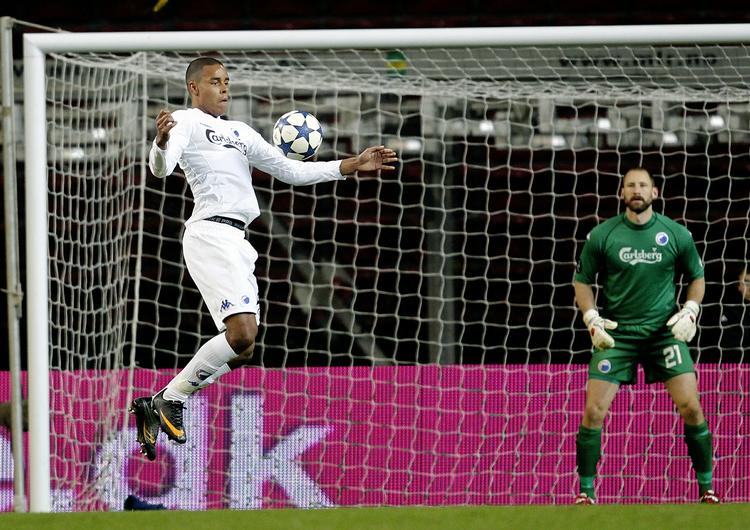 kontrol. Mathias 'Zanka' Jørgensen tæmmer bolden under træningskampen mod Rosenborg. Den unge forsvarer roses af landstræner Morten Olsen før FCK's kamp mod Chelsea. 