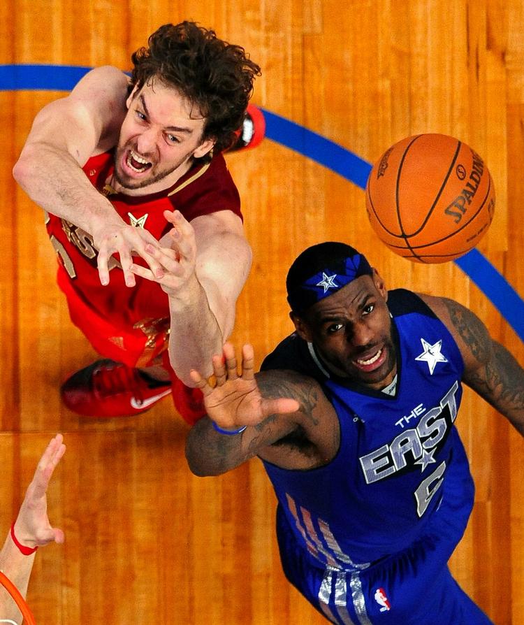sæsonafrunding. Vest-holdets Pau Gasol (tv) kæmper om bolden med Øst-holdets stjerne LeBron James under All Star-kampen. 