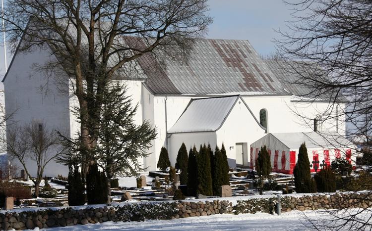 rensingsarbejde. Nationalmuseet har sat et telt op omkring stenen for at få ro til arbejdet. 