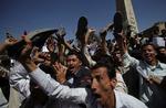 uro. Inspireret af egypternes triumf forsøger befolkningen i Yemen at vælte præsident Ali Abdullah Saleh. 