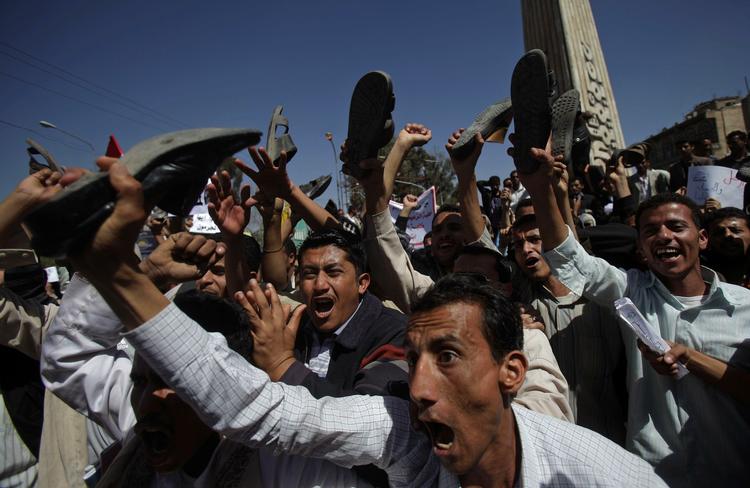 uro. Inspireret af egypternes triumf forsøger befolkningen i Yemen at vælte præsident Ali Abdullah Saleh. 