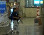 STRAF. Den 22-årige pakistaner Kasab blev filmet af overvågningskameraer med en AK-47-riffel i hænderne. 