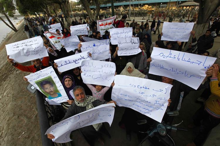 protest. Mens en overgangsregering tilsyneladende er ved at finde sig på plads, demonstreres der stadig flere steder i Egypten. Her er det familiemedlemmer til fængselsfanger, der i går forlangte deres sønner og fædre sat fri. 