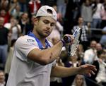 skrammer. Andy Roddick tjekker en skadet albue under finalen i Memphis, hvor han hjemtog sin 30. titel. 