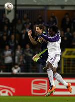 ønskeliste. RSC Anderlechts Romelu Lukaku (th) i nærkamp med Ajax' Jan Vertonghen i en kamp i sidste uge. De to spillere er nu kommet i selveste FC Barcelonas søgelys. 