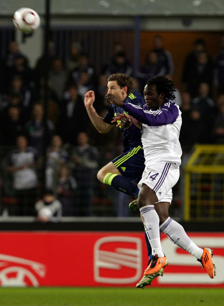 ønskeliste. RSC Anderlechts Romelu Lukaku (th) i nærkamp med Ajax' Jan Vertonghen i en kamp i sidste uge. De to spillere er nu kommet i selveste FC Barcelonas søgelys. 
