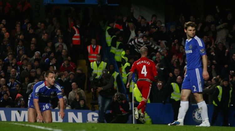 formkurver. Chelseas John Terry (tv) og Branislav Ivanovic (th) ser lettere udslukte ud efter Liverpools Raul Meireles har scoret. Men de to Chelsea-spillere fremhæves af manageren. 