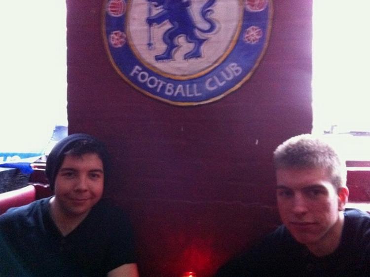 rejsende. Dave (t.h.) har to gange tidligere set Chelsea spille på udebane i Champions League, men aldrig set dem vinde. I Moskva i finalen i 2008 tabte Chelsea til Man. United og i sidste sæson så Dave kampen i Milano mod de senere mestre fra  Inter, som slog Chelsea 2-1 i den første 1/8-finale. 
