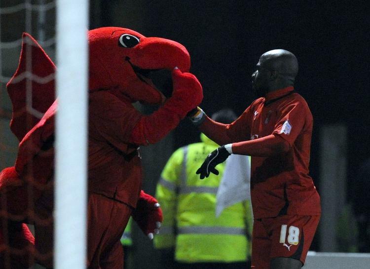 afkast. Jonathan Tehoue sikrede Leyton Orient 1-1 mod Arsenal - og en tur til USA. Om klubbens maskot, Theo, også skal med, melder historien ikke noget om 