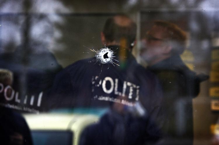 Skyderier. Kuglerne flyver igen om ørerne på københavnerne. VKO-regeringen været alt for passiv ifølge Poul Aarøe Pedersen. 