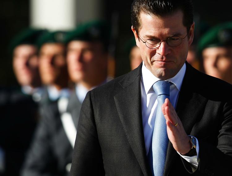 Populær. Tysklands forsvarsminister Karl-Theodor zu Guttenberg har indtil nu haft vælgerne med sig. 