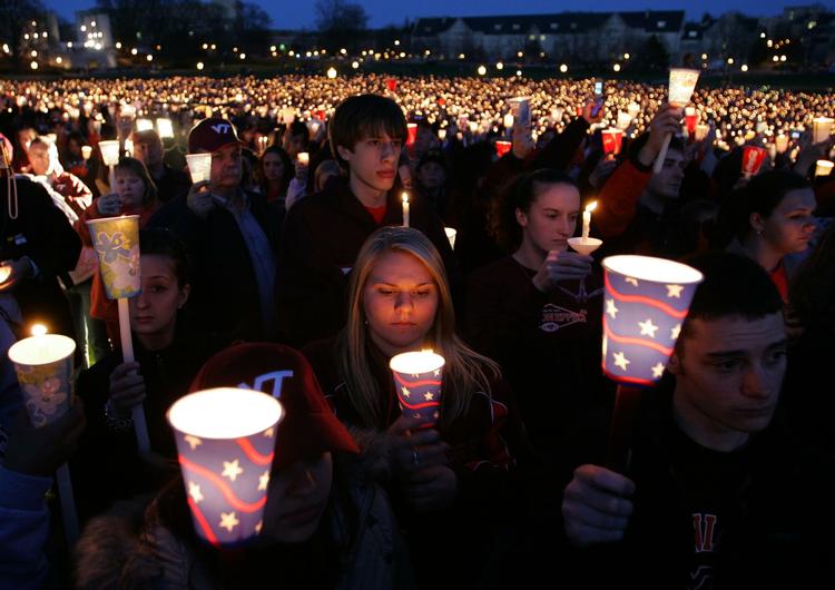 Massakre. De studerende fra Virginia Tech mindes de 33 der døede under skudmassakren på universitetet i 2007. Det er sådanne massakrer texanske politikere vil undgå ved at lovliggøre våben på universiteterne. 