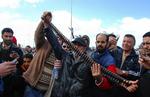 Skarpt. AP har modtaget dette billede fra en kilde, bureauet ikke normalt arbejder sammen med. Det viser angiveligt en scene fra demonstrationer udenfor Benghazi, men dette er ubekræftet. 