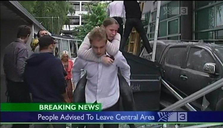 Flugt. Folk gik i panik, da jordskælvet fik flere bygninger til at kollapse. 