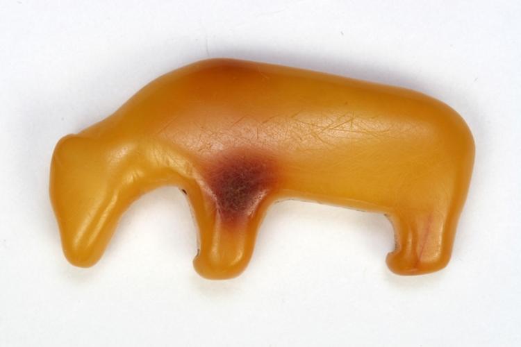 Snydt. Det var denne ravbjørn, der blev stjålet sammen med kopierne af guldhornene. Senere har det vist sig, at den slet ikke er fra stenalderen men er fremstillet i 1990'erne. 