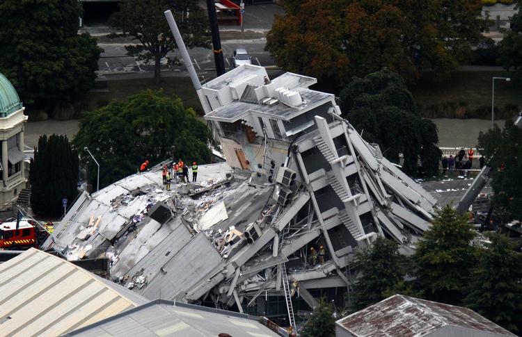 Newzealandske redningsarbejdere leder efter overlevende i den sammenstyrtede Pyne Gould Guiness-bygning. 