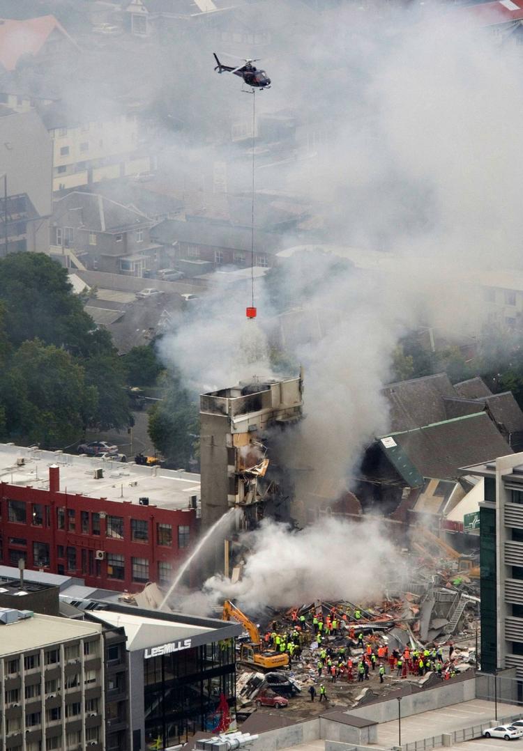 Brandfolk og redningshelikopter slås med en brand udløst af jordskælvet i Christchurch. 