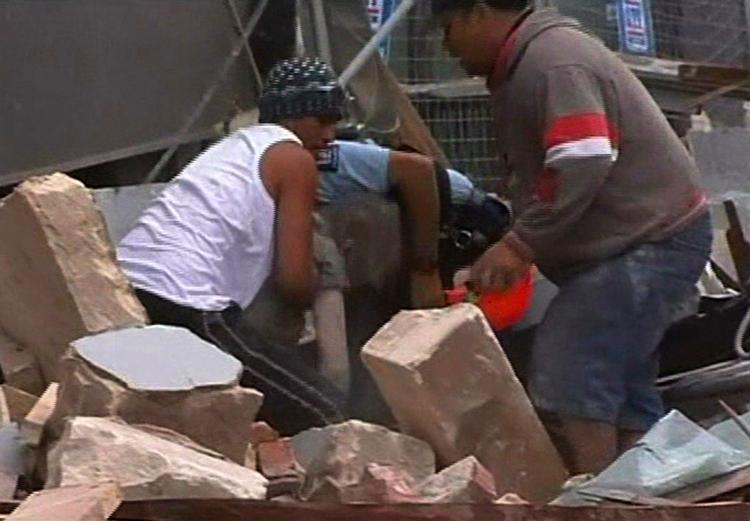 Kvæstet jordskælvsoffer trækkes ud af ruin i Christchurch. 