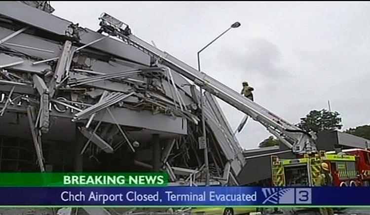 Redningsmandskab på vej for at undsætte indespærrede i kollapset bygning. 