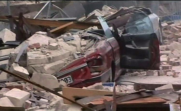 Husfacade er væltet ned over biler på kørebanen under jordskælvet i Christchurch. 