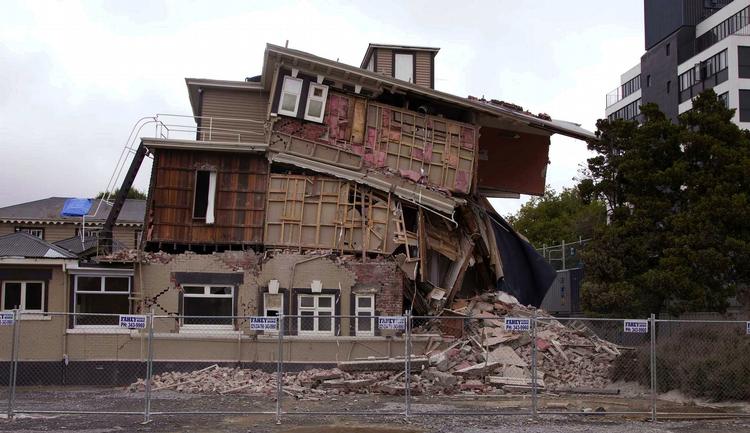 Ramt. Foreløbig meldes mindst 65 mennesker dræbt i jordskælvet ved New Zealands næststørste by, men flere kan ligge begravet under murbrokkerne. 