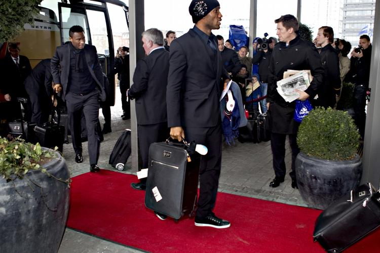 FODBOLDBRAG. Politiet frygter ikke uro under kampen mellem FCK og Chelsea. Her ankommer det britiske hold og angriberen Didier Drogba til deres hotel i København. 