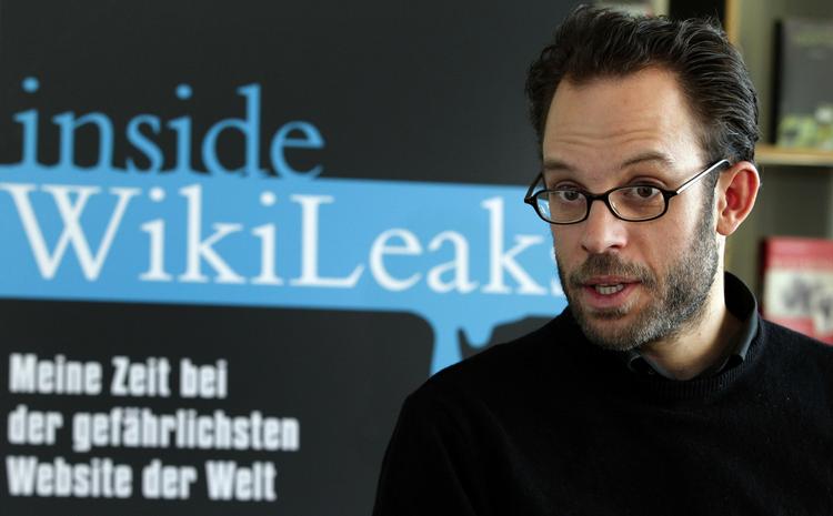 Klynkebog. Daniel Domscheit-Berg var tidligere Julian Assanges medsammensvorne. Nu udgiver han i stedet en kritisk bog om WikiLeaks. Han føler sig misbrugt og forladt. 