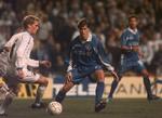 Fortiden. Brian Laudrup sagde i 1999 farvel til Chelsea og skiftede til FCK. Her er han i nærkamp med FCK-spilleren Thomas Rytter i en kamp i Europa Cuppen for pokalvindere. Laudrup scorede kampens eneste mål og sendte FCK ud af turneringen i 1998. 