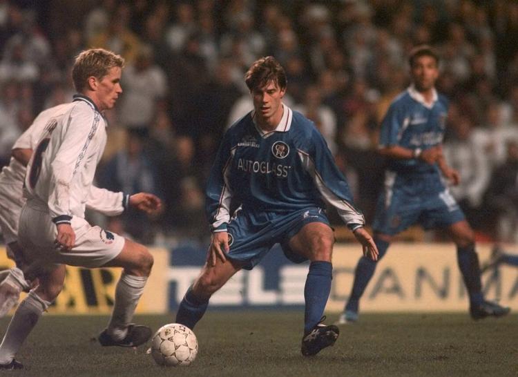 Fortiden. Brian Laudrup sagde i 1999 farvel til Chelsea og skiftede til FCK. Her er han i nærkamp med FCK-spilleren Thomas Rytter i en kamp i Europa Cuppen for pokalvindere. Laudrup scorede kampens eneste mål og sendte FCK ud af turneringen i 1998. 