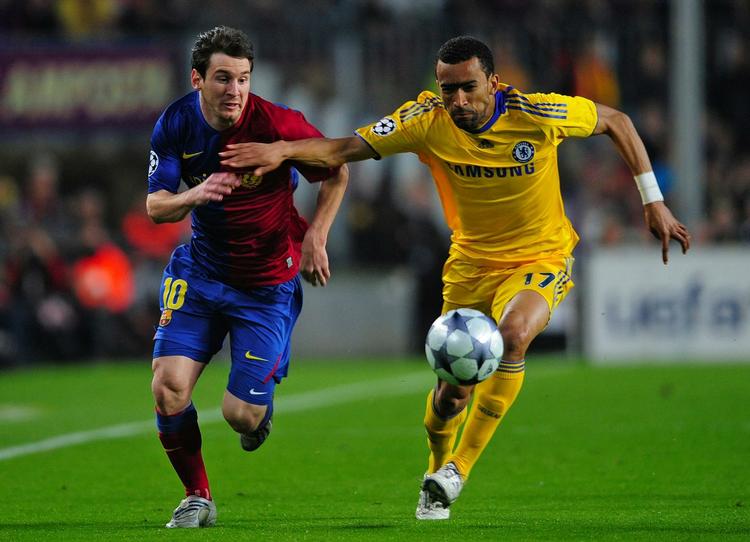 Sårbar. José Bosingwa (t.h.) spiller formentlig fra start i aften, mens landsmanden Paulo Ferreira er også en mulighed for Chelsea-manager Carlo Ancelotti. 