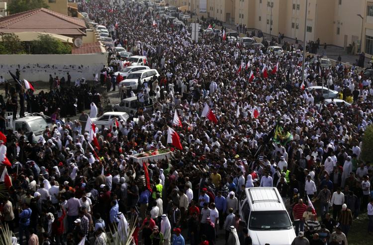 Oprør. Flere tusinder begynder at samles på Perlepladsen i Manama, der har været samlingssted for demonstranterne i løbet af de to ugers opstand mod styret i Bahrain. 