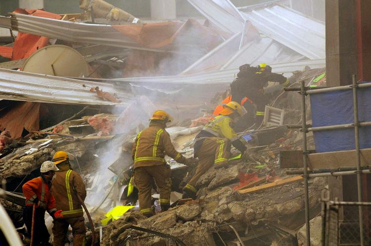 Hjælp. Både USA og Australien har sendt specialuddannede redningsarbejdere til Christchurch for at bistå med at redde folk ud fra de sammenstyrtede bygninger. 