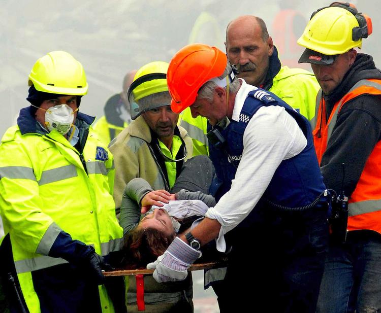 Redning. Mange prsoner er blevet reddet ud af de sammenstyrtede bygninger, men i takt med at timerne går, øges risikoen for at flere mister livet i ruinerne. 