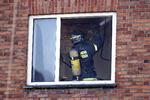 BRAND. De sidste flammer slås ned i en af de ødelagte lejligheder i Hvidovre. 