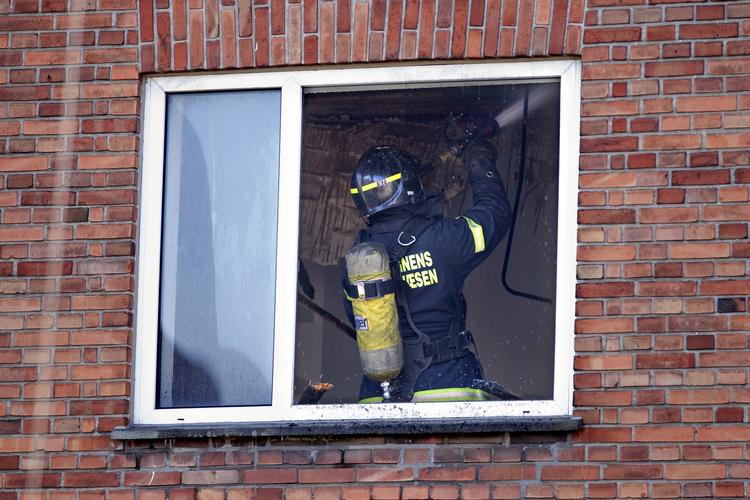 BRAND. De sidste flammer slås ned i en af de ødelagte lejligheder i Hvidovre. 