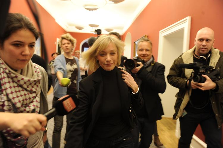 Tilbage. Henriette Kjær blev fulgt af en hale af journalister og fotografer, da hun i dag genoptog sit arbejde på Christiansborg. 