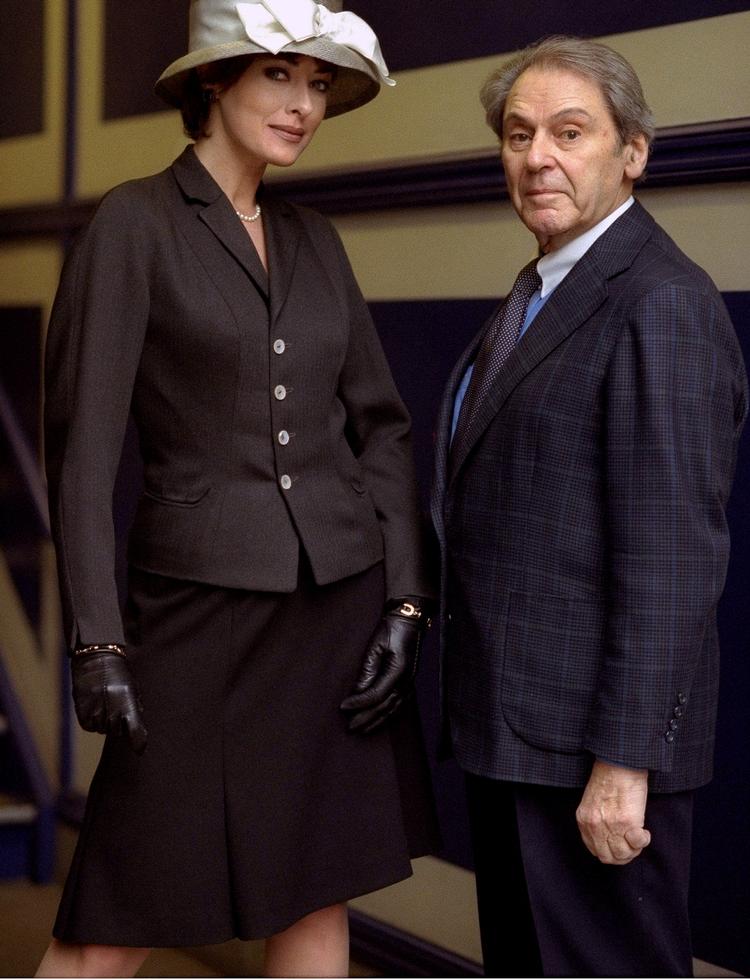 Couture. Celli Freifelt har i mange år været en markant, klassisk designer i den danske modebranche. Her  præsenterer han en af sine kreationer. 