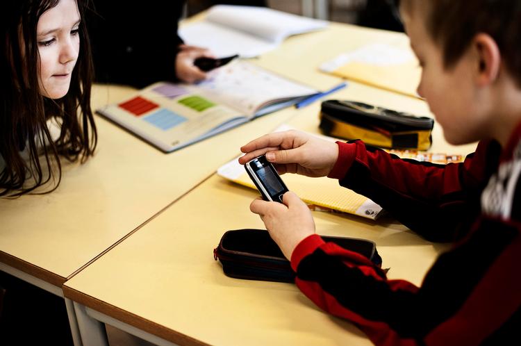BIP. Alba, Lukas og deres kammerater i 4. v på Gasværksvejens Skole i København bruger jævnligt mobilspil i matematiktimerne. Eleverne inddeles i grupper, hvor de deles om en telefon og skiftes til at svare på matematikspørgsmål på tid. 