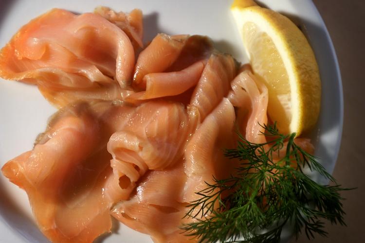 Fisk. Nogle fiskeproducenter bryder loven, når de pakker laks i pakker til forbrugerne. 