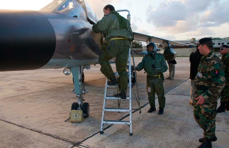 Desertører. Her ankommer de to fly til Malta, hvor de stadig står, selv om Libyens regering gerne så det anderledes. 