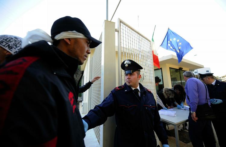 OPBREMSNING. Der kommer ikke nær så mange tunesiske flygtninge til Italien nu, som der gjorde de første uger efter at det tunesiske regime faldt. 