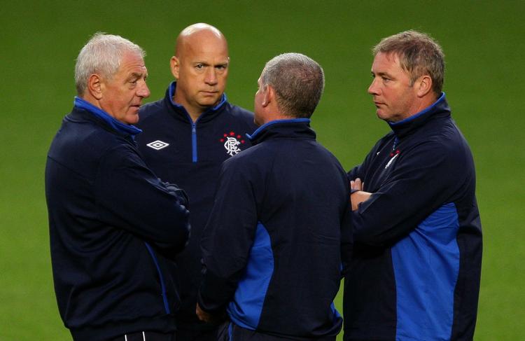 skifte. Ally McCoist (th) overtager jobbet som cheftræner for Glasgow Rangers efter Walter Smith (tv). 